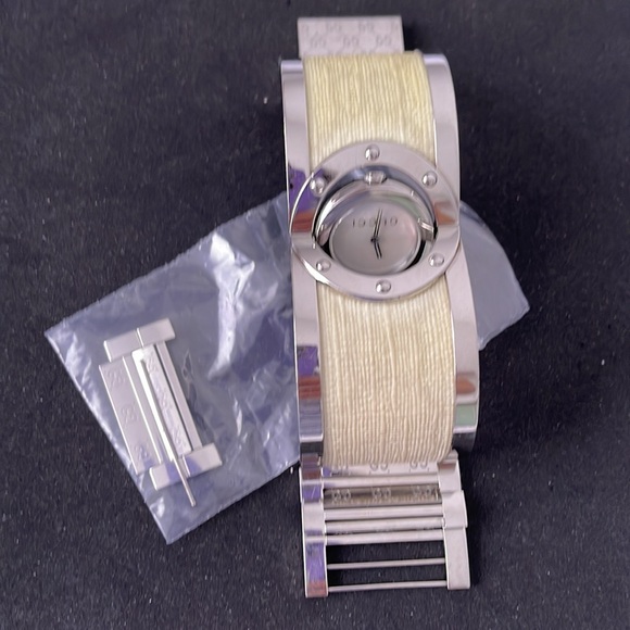 EUC Gucci ladies watch authentic-cuff - Picture 4 of 4